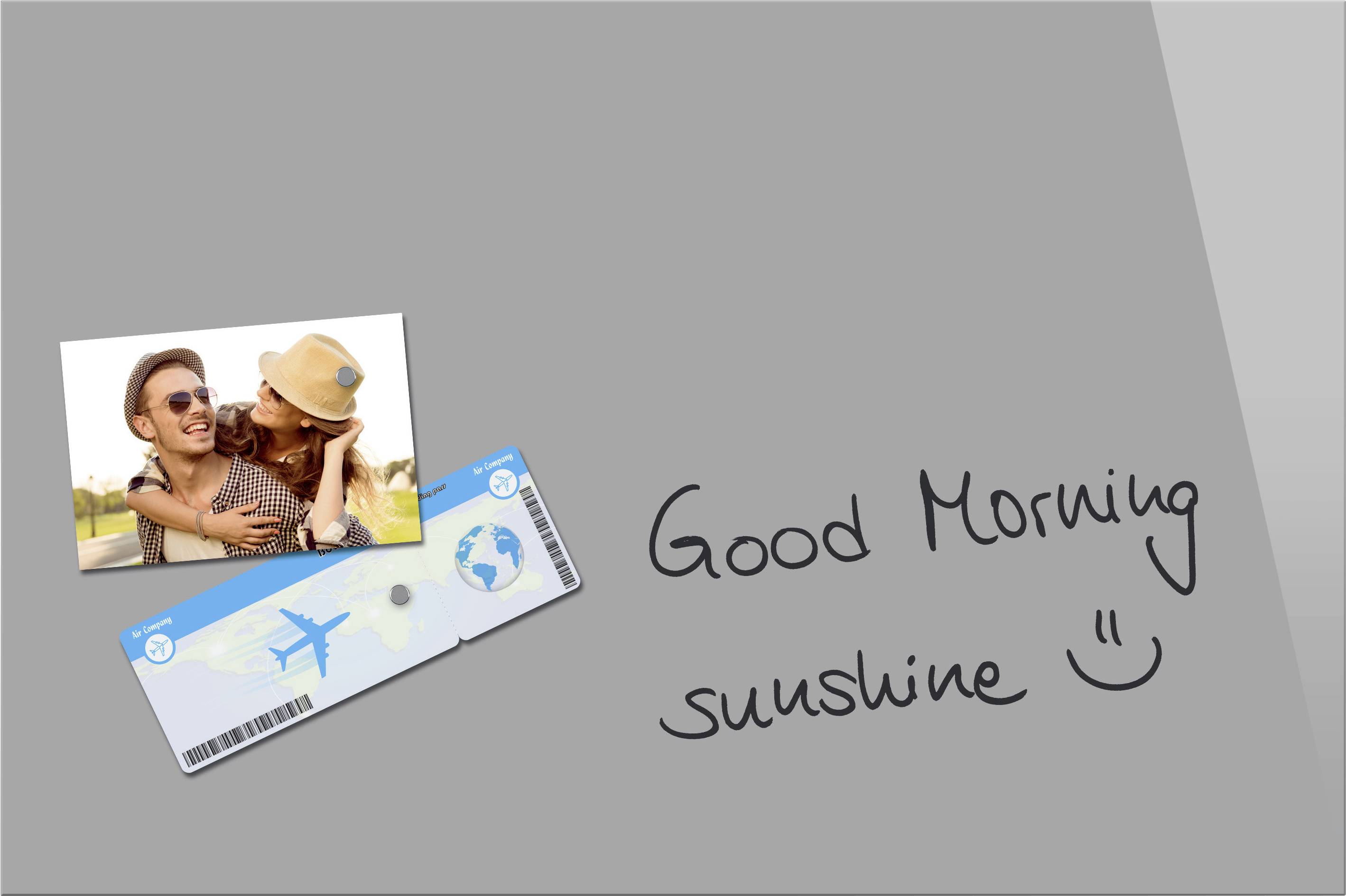Foto eines lächelnden Paares, Flugticket daneben, Text auf grauem Hintergrund: 'Good Morning sunshine :)'.