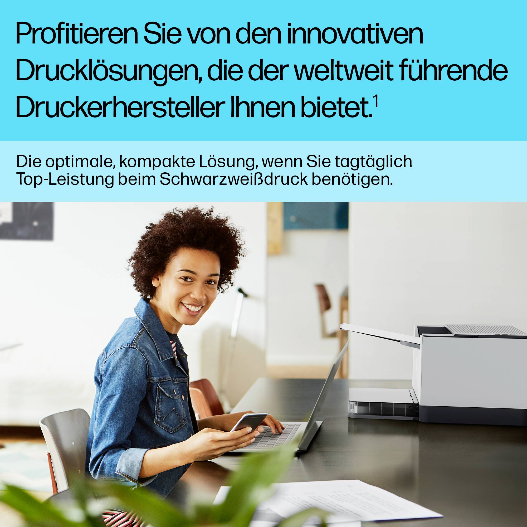 Eine lächelnde Person mit Brille sitzt an einem Schreibtisch und arbeitet am Laptop. Text hebt innovative Drucklösungen hervor.