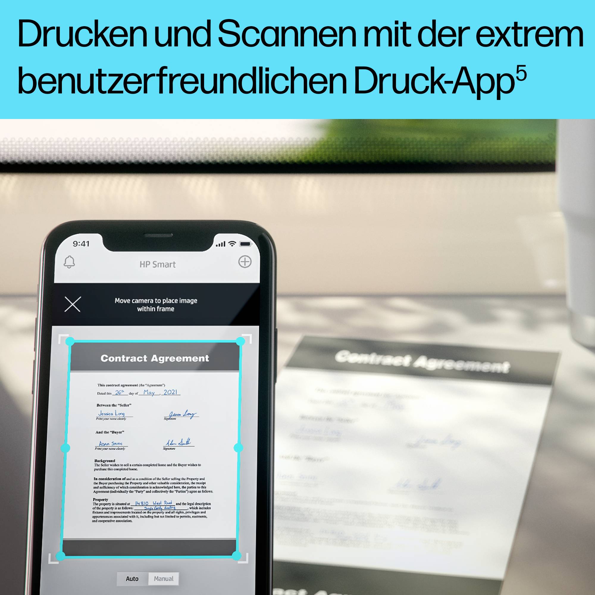 Handy mit geöffneter Druck-App zeigt Bildschirm mit gescanntem Dokument. Im Hintergrund unscharf gedrucktes Papier zu sehen.