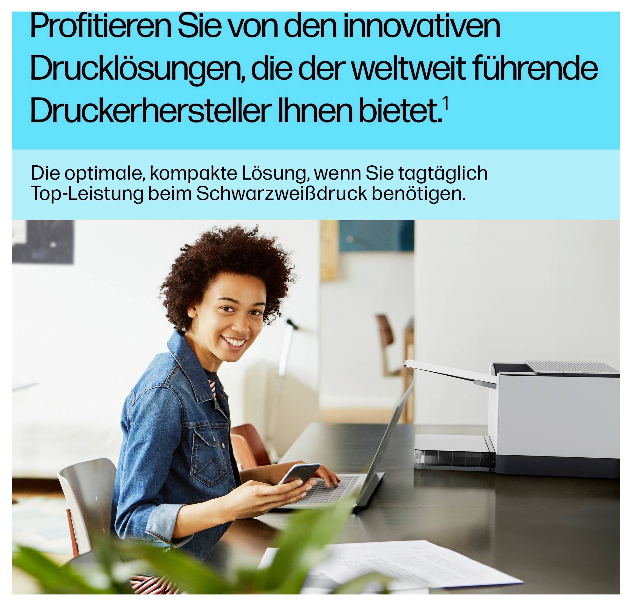 Eine Frau lächelt an einem Schreibtisch mit Laptop und Drucker; eine deutsche Anzeige bewirbt innovative Drucklösungen für tägliche hochleistungs-Schwarzweißdrucke.
