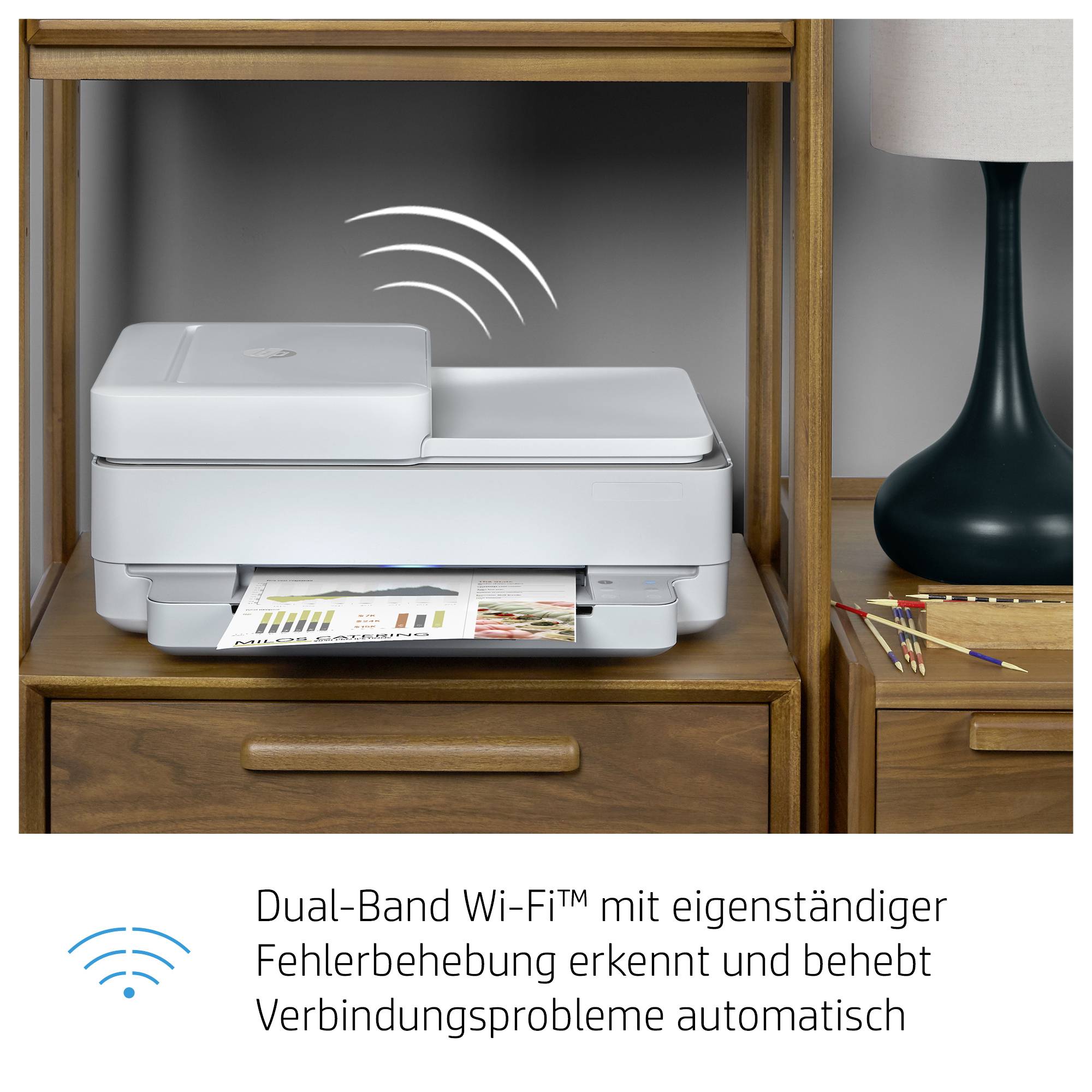 Ein Drucker auf einem Holztisch erkennt und behebt automatisch Verbindungsprobleme dank Dual-Band Wi-Fi mit Fehlerbehebung.