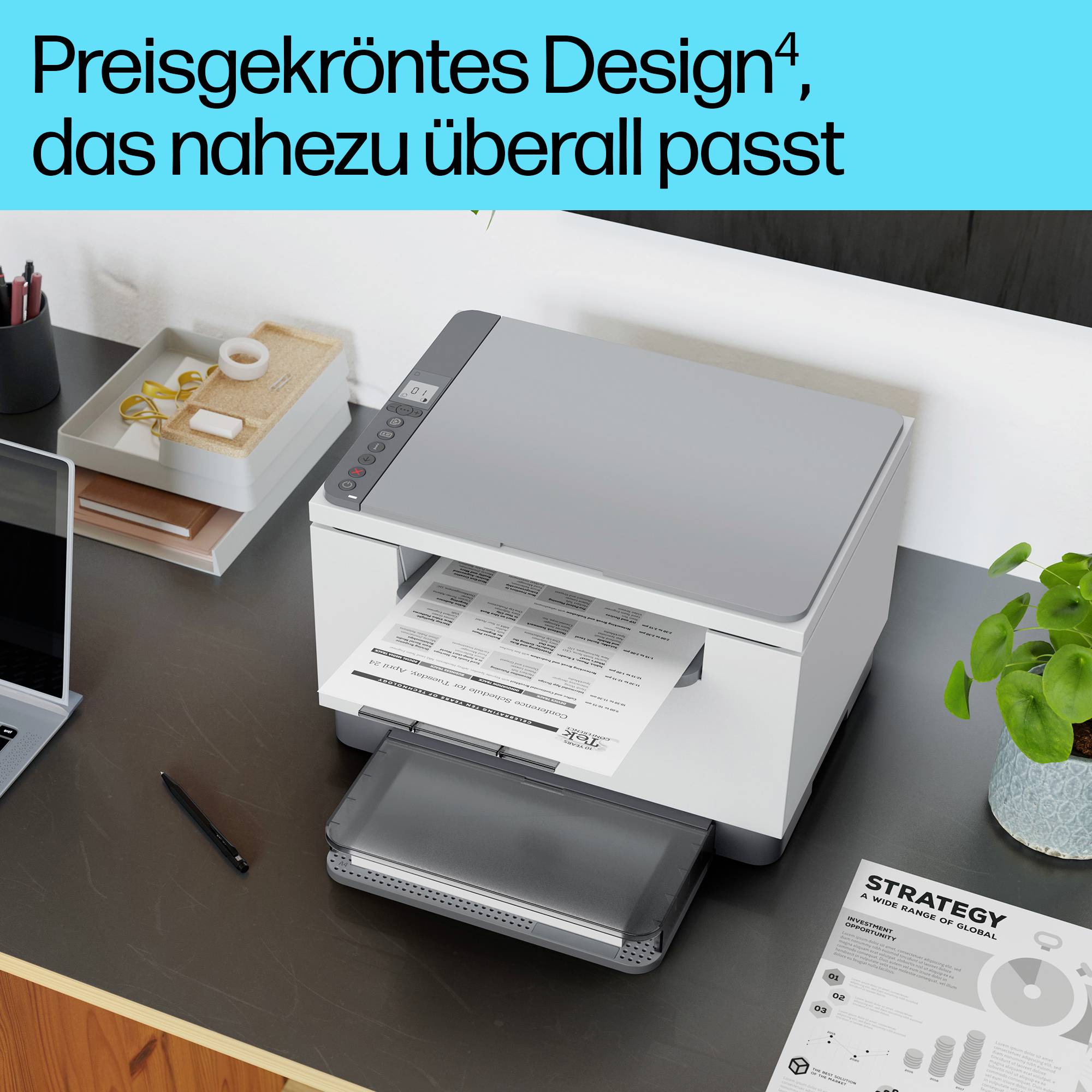 Ein Drucker auf einem Schreibtisch druckt ein Dokument. Text oben: 'Preisgekröntes Design, das nahezu überall passt'.