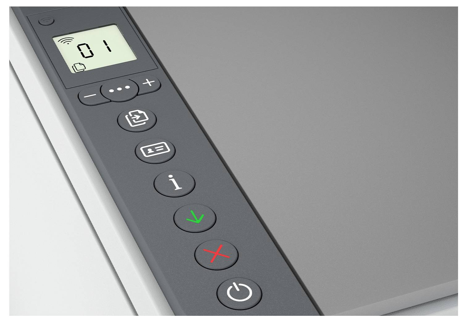 Nahaufnahme eines Druckersteuerfeldes mit LCD-Display, das "01" anzeigt, und Tasten für Menü, Info, Start, Abbrechen und Stromversorgung.