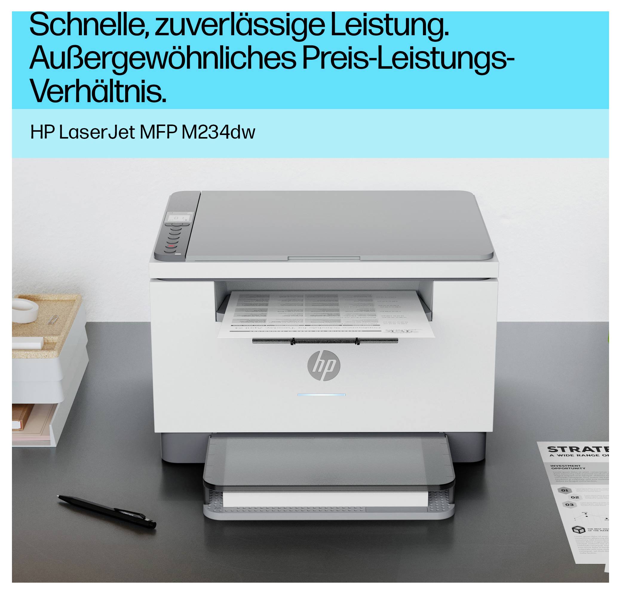 HP LaserJet MFP M234dw Drucker auf einem Schreibtisch mit eingeladenen Papier; deutsche Anzeigenwerbung bewirbt schnelle, zuverlässige Leistung und gutes Preis-Leistungs-Verhältnis.