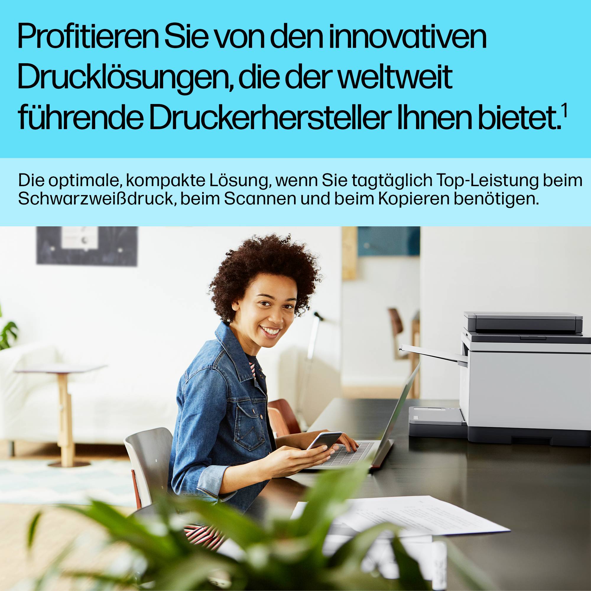 Eine Frau sitzt am Schreibtisch und scannt Dokumente mit einem Drucker. Text oben: Profitieren Sie von den innovativen Drucklösungen.