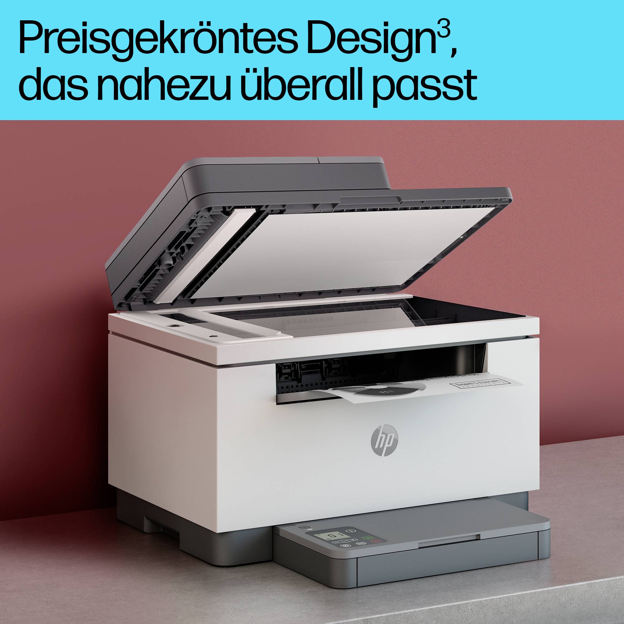Ein moderner Drucker mit geöffnetem Deckel auf einem Tisch. Text oben: 'Preisgekröntes Design³, das nahezu überall passt'.