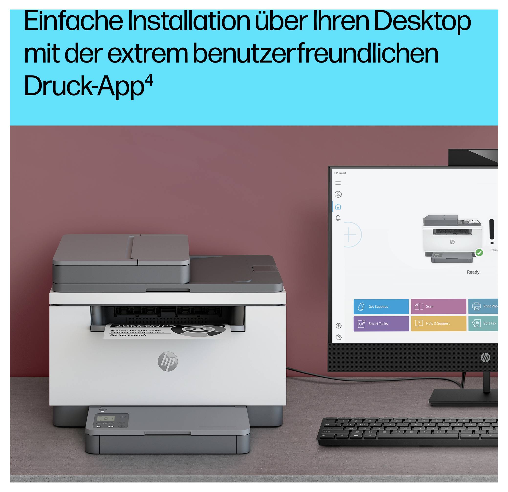 HP-Drucker neben einem Desktop-Monitor, auf dem der Bildschirm zur Drucker-App-Einrichtung angezeigt wird; Deutsche Überschrift lautet „Einfache Installation über Ihren Desktop mit der extrem benutzerfreundlichen Druck-App"