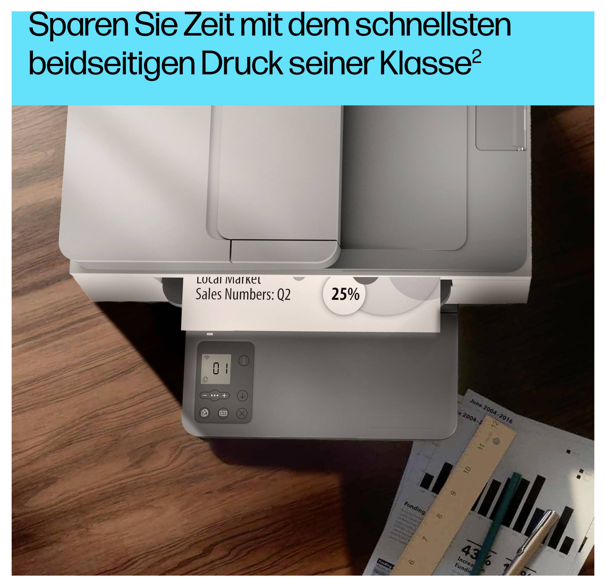 Draufsicht eines Druckers, der eine Seite mit „25%" und „Lush Market Sales Numbers: Q2" ausdruckt; deutsche Überschrift bewirbt schnellere beidseitiges Drucken.