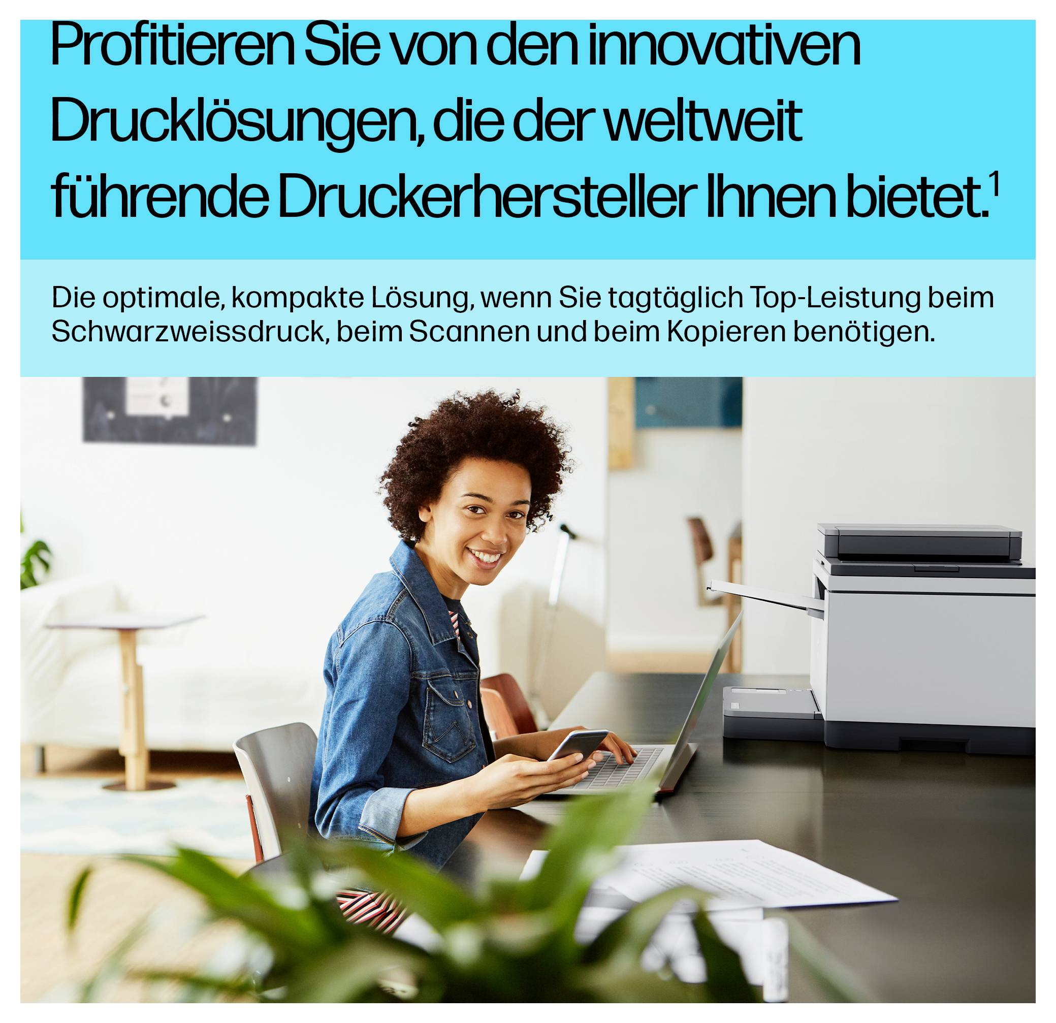 # Deutsche Druckerwerbung mit einer lächelnden Frau, die einen Laptop neben einem Multifunktionsdrucker verwendet, mit Text, der innovative Drucklösungen zum Drucken, Scannen und Kopieren bewirbt.