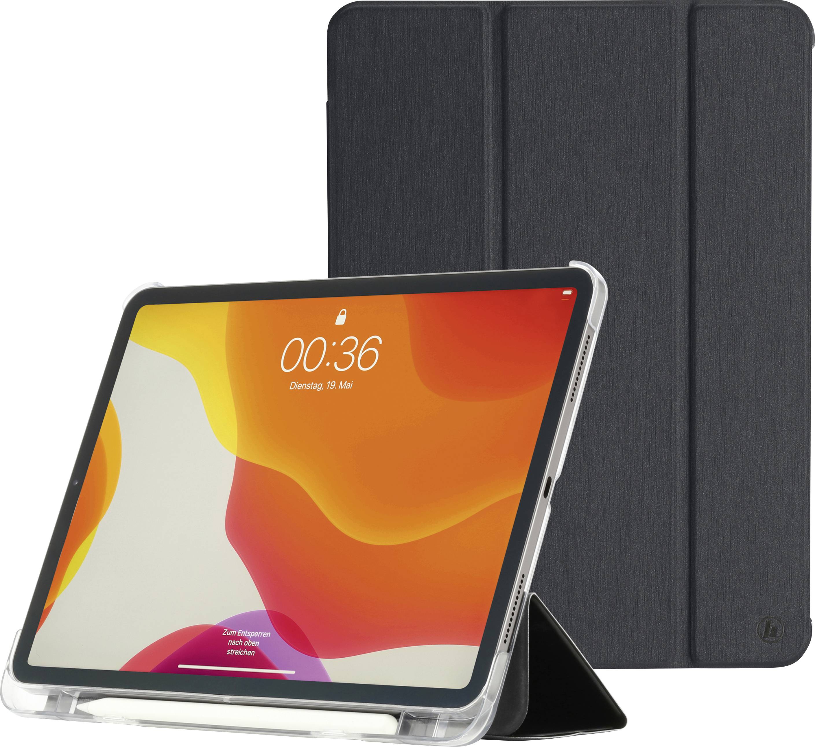 Ein Tablet in schwarzer Schutzhülle steht aufrecht auf einem Tisch. Der Bildschirm zeigt die Uhrzeit '00:36' und das Datum 'Dienstag, 18 Mai'.
