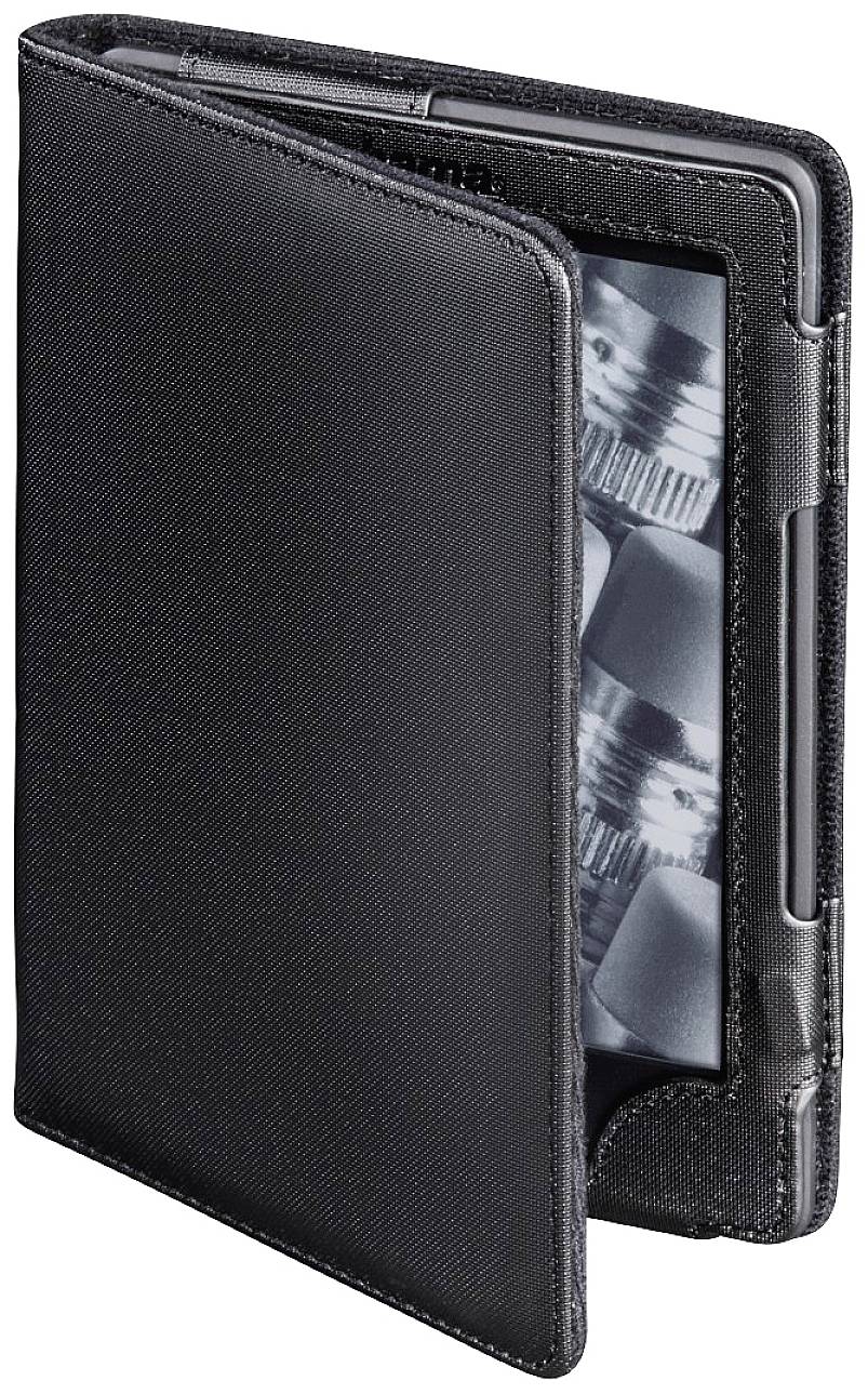 Ein E-Book-Reader in einer schwarzen Schutzhülle, halb geöffnet. Der Bildschirm zeigt ein verschwommenes Bild in Graustufen.