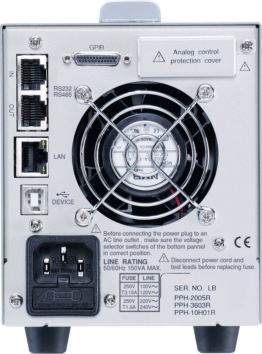 Rückseite eines elektronischen Geräts mit Lüfter, GPIB und LAN-Anschlüssen. Netzanschluss und Spannungseinstellungen unten.