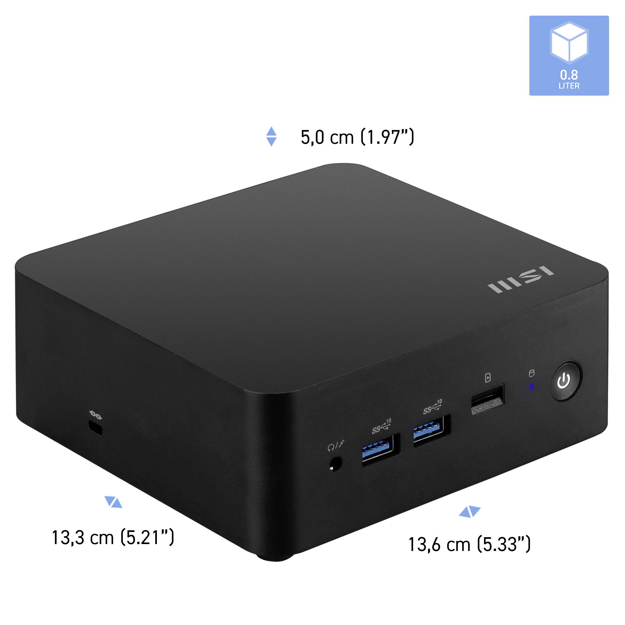 Kompakter, schwarzer Mini-PC mit den Abmessungen 13,3 cm x 13,6 cm x 5,0 cm und mehreren USB-Anschlüssen auf der Vorderseite.