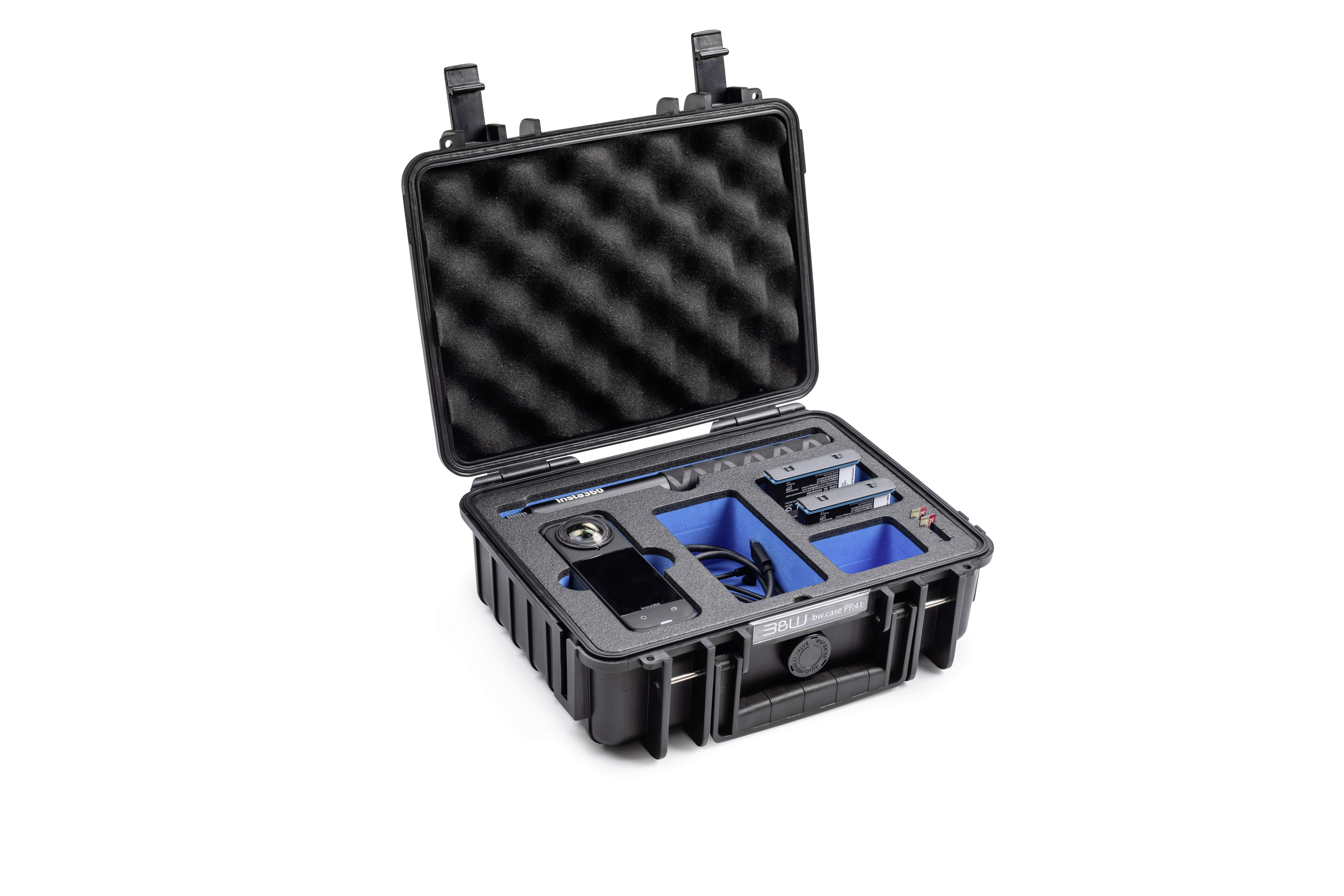Ein offener schwarzer Koffer mit Schaumstofffächern, der Kameraausrüstung und Zubehör sicher aufbewahrt.
