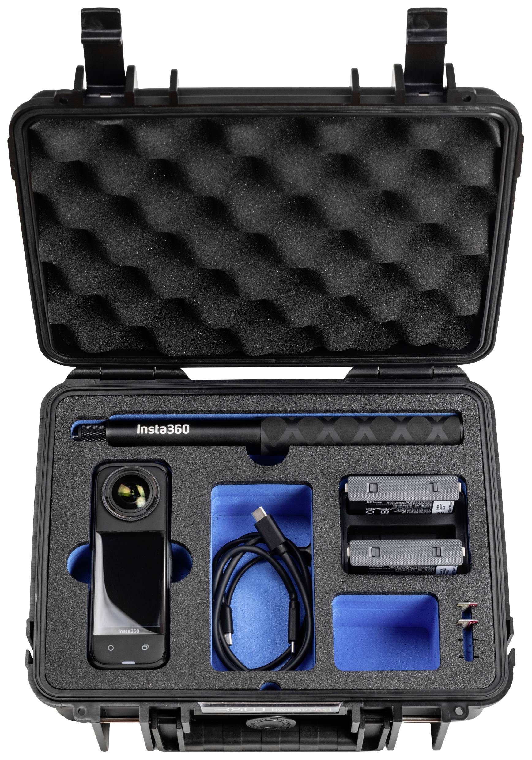 In einem schwarzen, schaumstoffgepolsterten Koffer befindet sich eine Kamera, zwei Akkus, ein USB-Kabel, eine Verlängerungsstange und Zubehör.