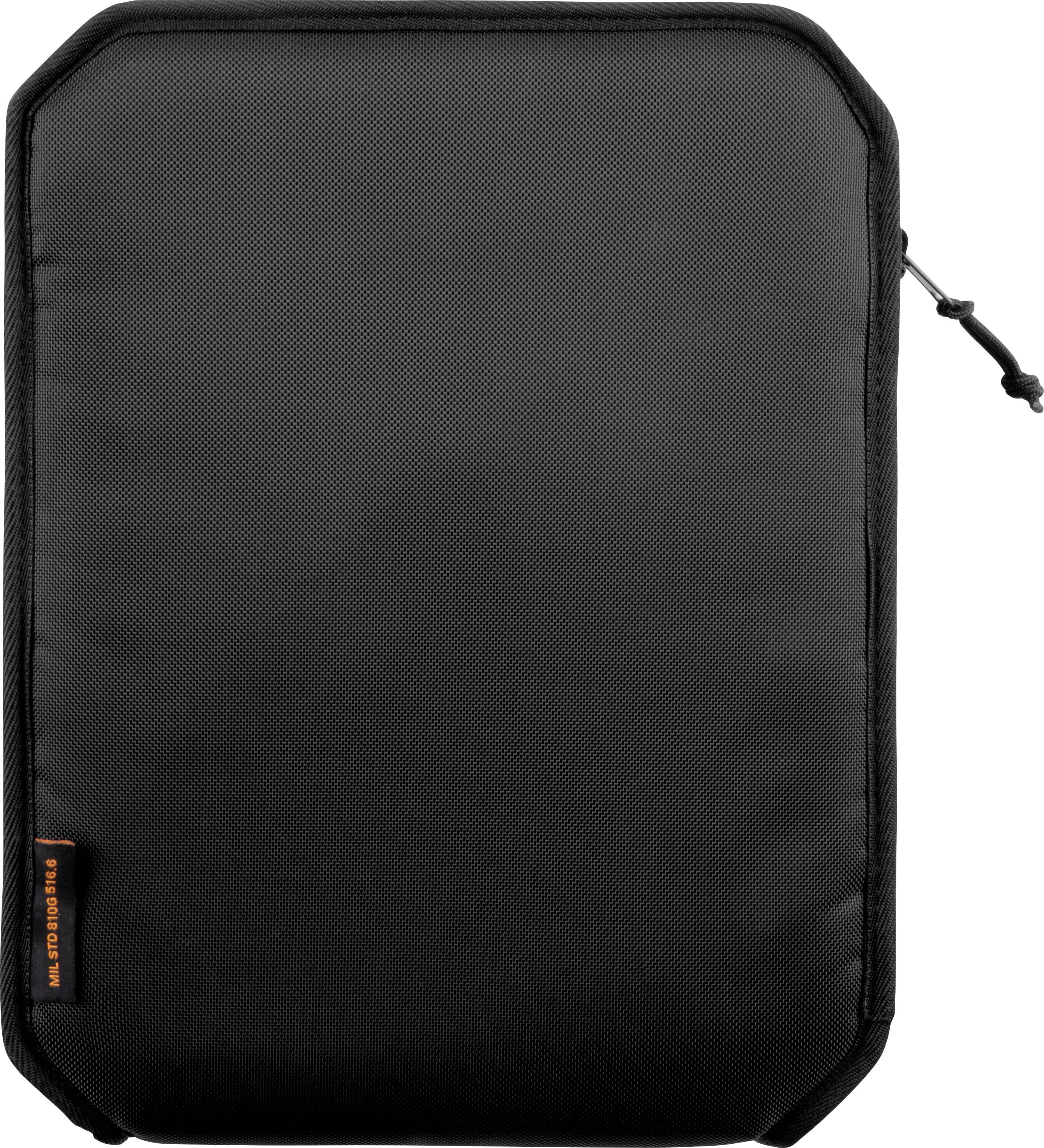 Schwarze Tasche mit glatter Oberfläche und Reißverschluss, rechteckig mit abgerundeten Ecken, orangefarbenes Etikett an der Seite.