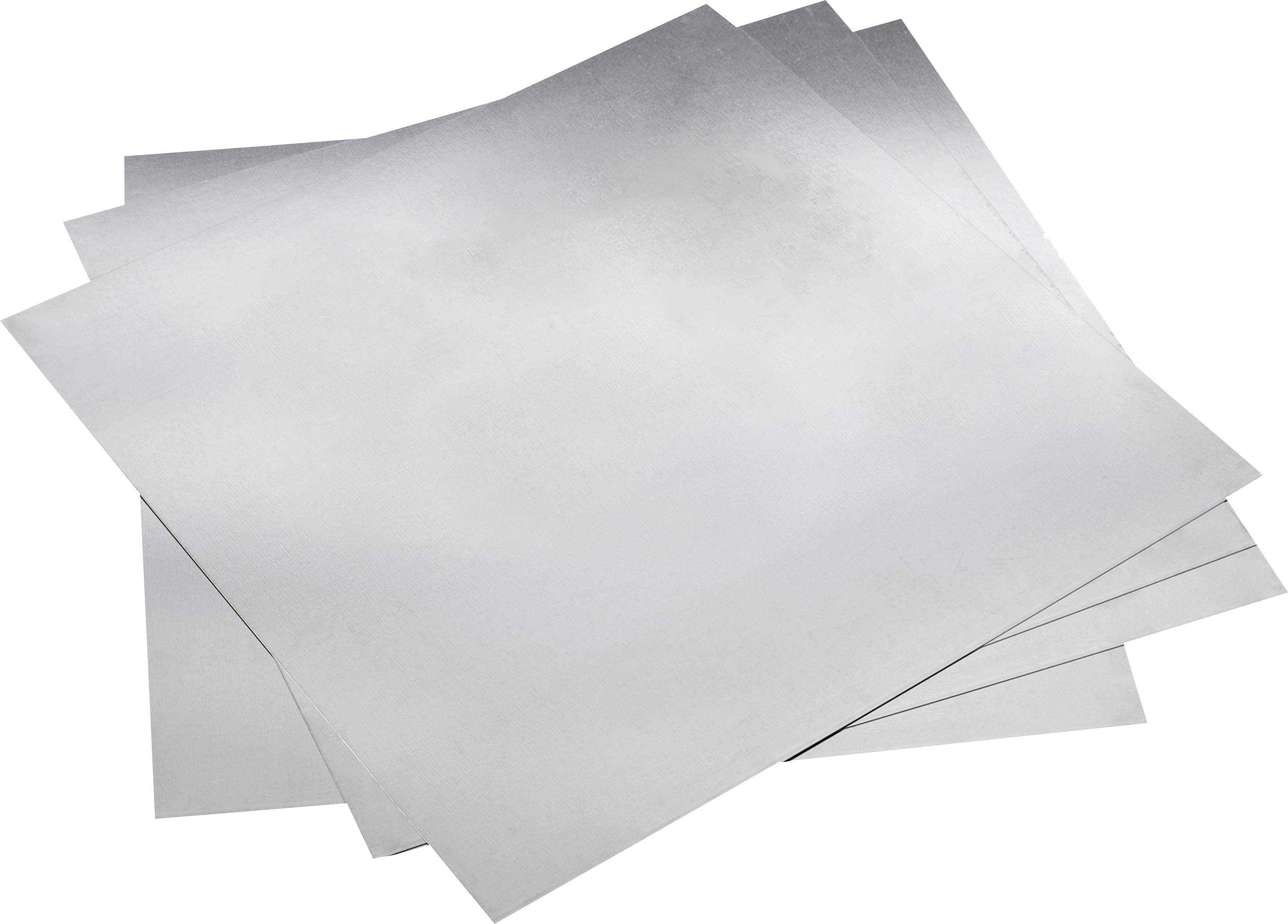 Mehrere übereinanderliegende Aluminiumbleche in einem gestapelten Stapel.
