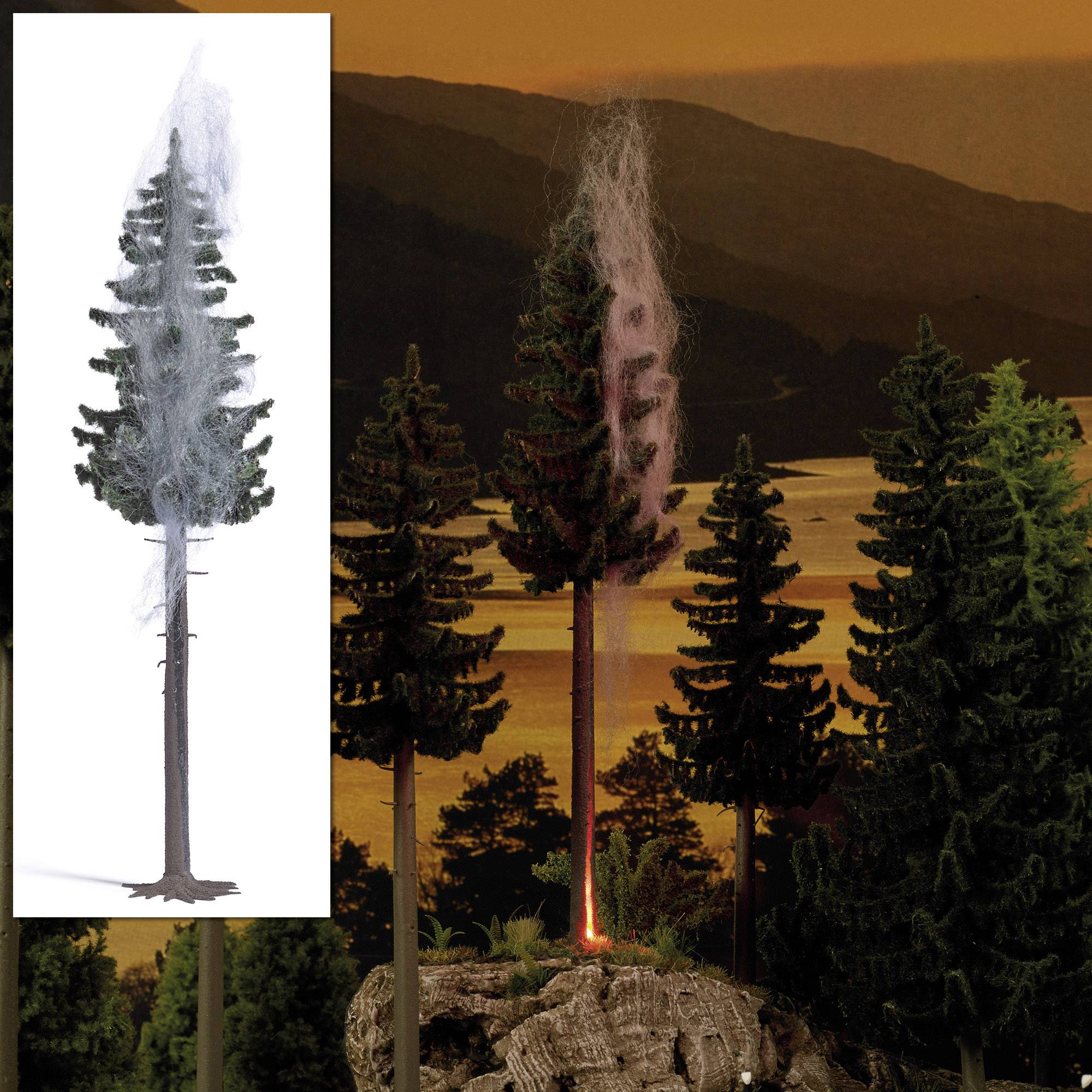 Die Bildkomposition zeigt einen Baum mit Rauchentwicklung, ähnlich einem Brand, vor einer Waldlandschaft bei Sonnenuntergang.