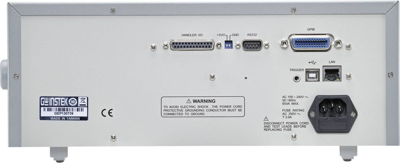Rückseite eines elektronischen Geräts mit verschiedenen Anschlüssen, darunter serielle Ports, USB-Anschlüsse und Stromversorgung.