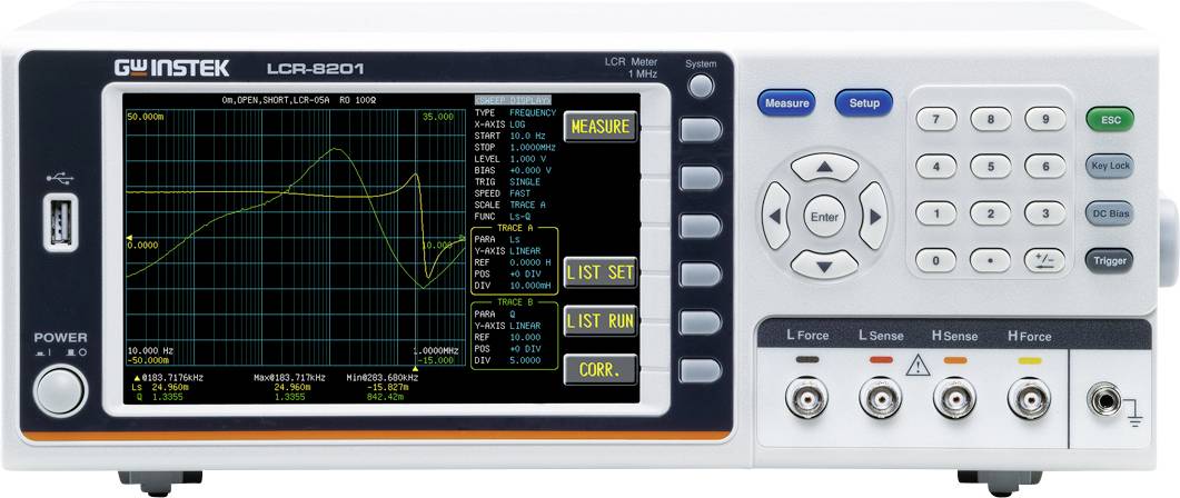 GW Instek LCR-8201 LCR-Messgerät mit Display zeigt Datenkurven und Messparameter. Bedienfeld mit Tasten auf der rechten Seite.