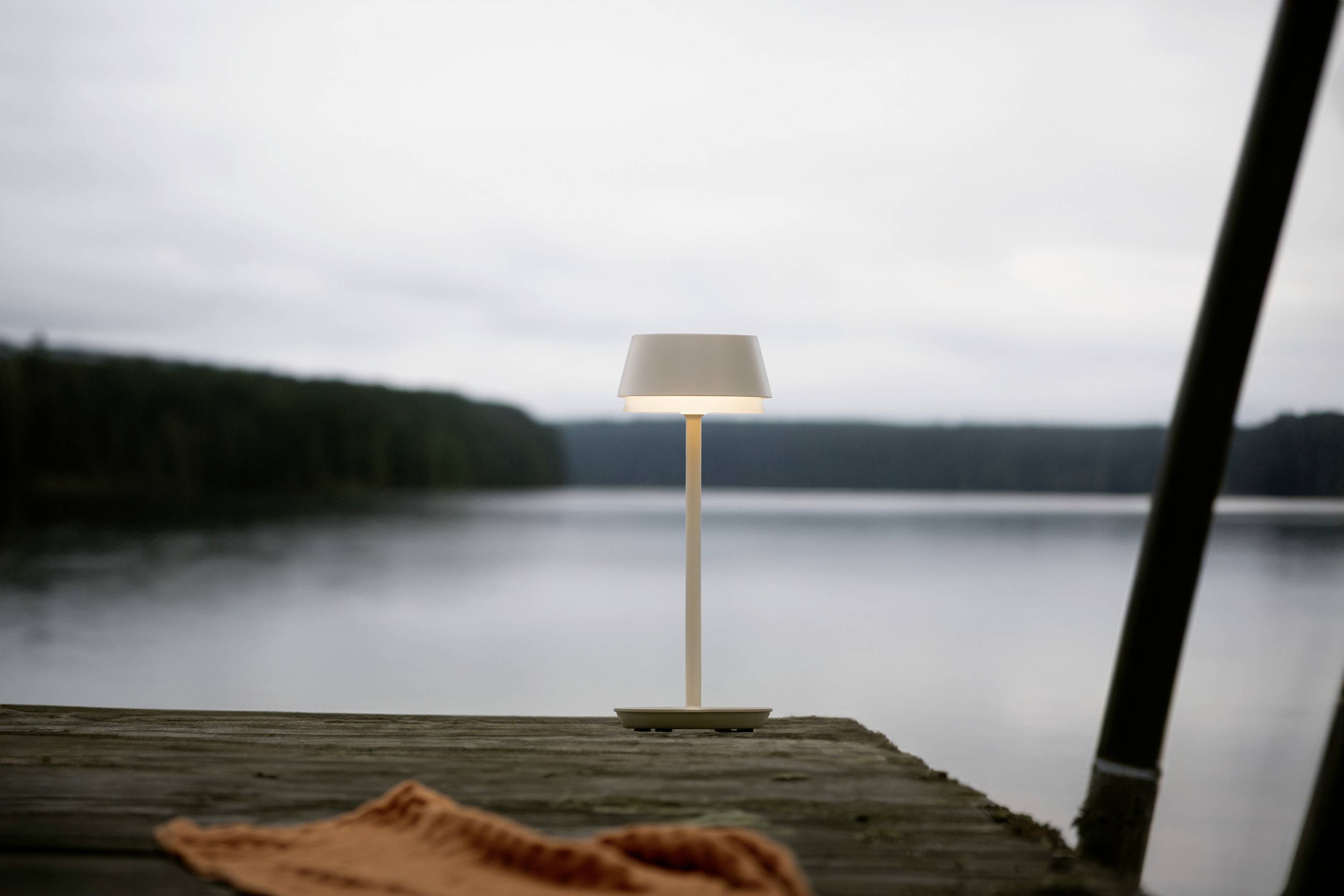 Konstsmide 7830-330 Lyon LED-Akku-Tischlampe 2.5W Warmweiß, RGB Sand