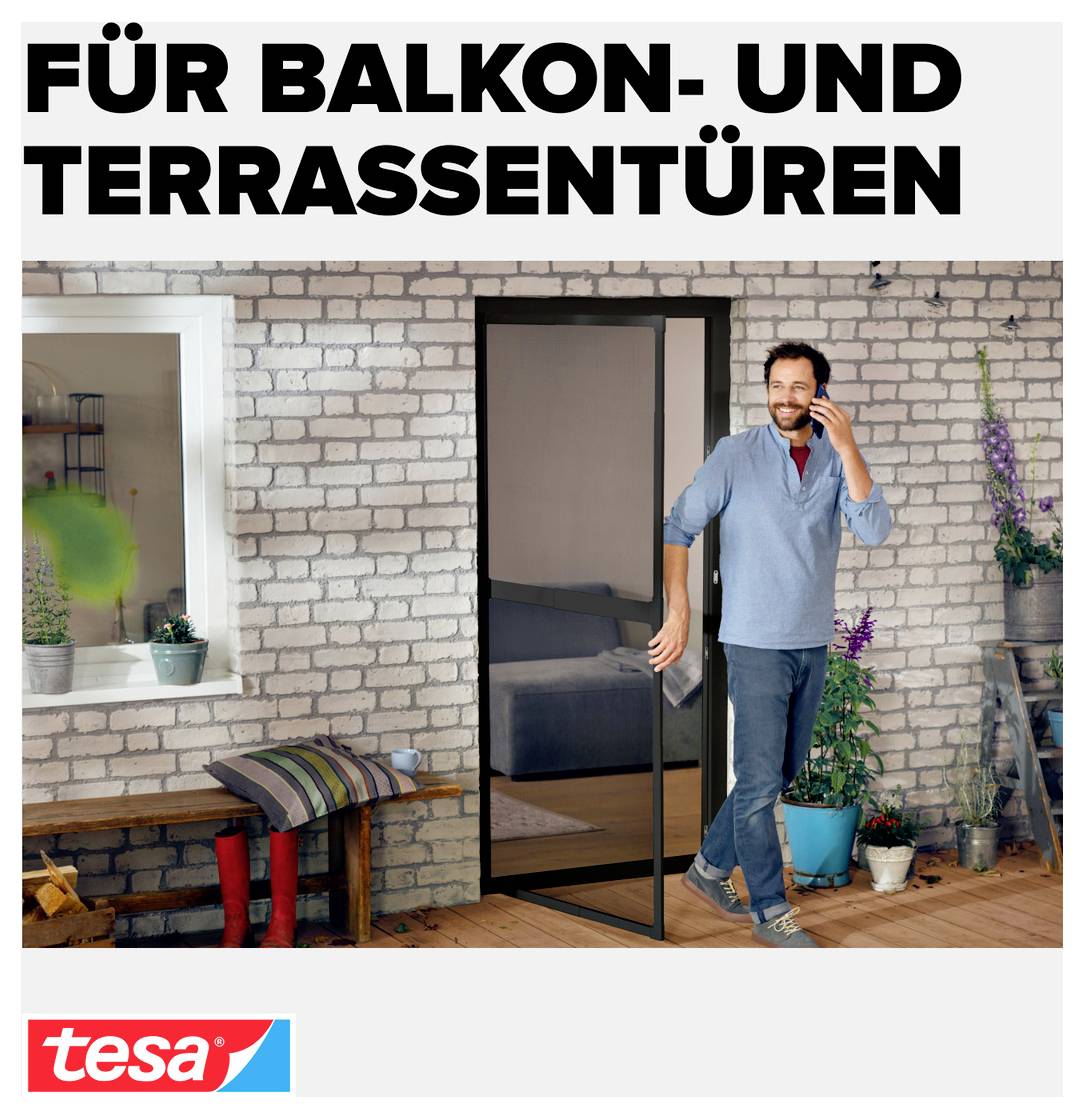 Mann öffnet Fliegengittertür auf einer Terrasse; darüber der Text 'FÜR BALKON- UND TERRASSENTÜREN', unten das tesa-Logo.