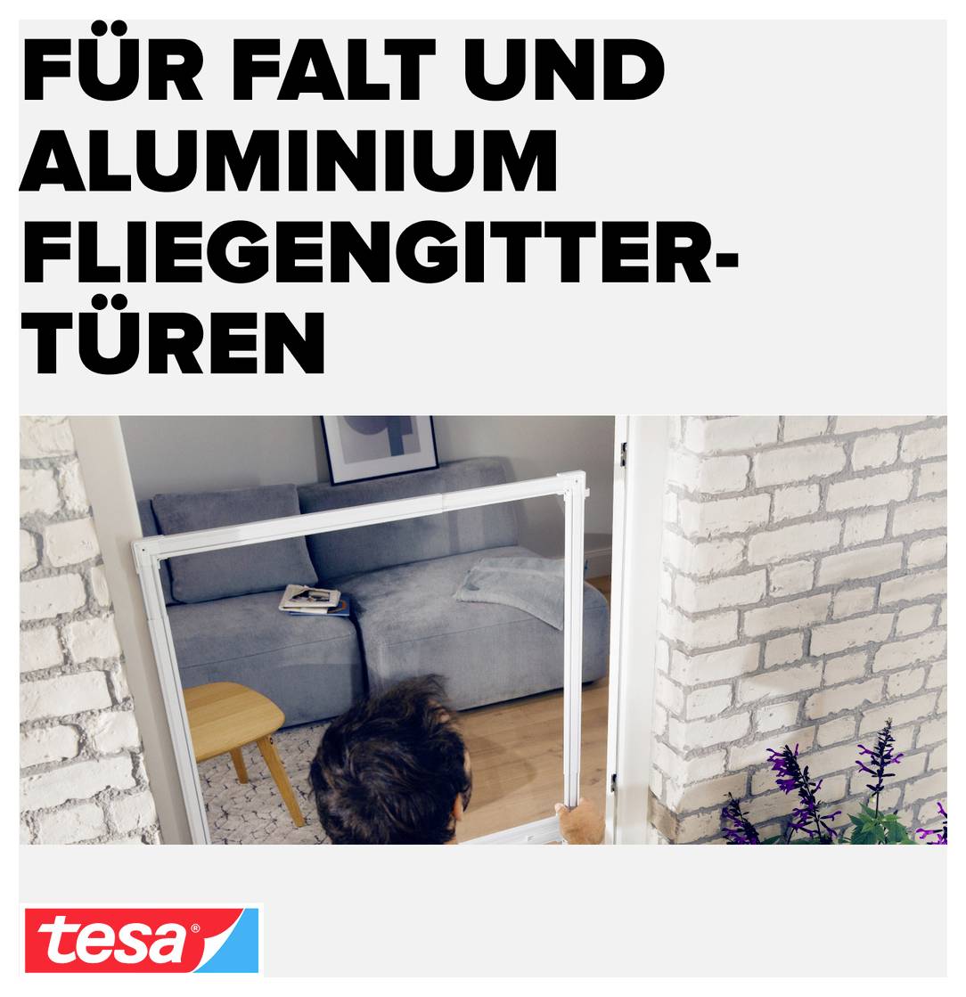 Werbebild für tesa: Falzgittertür aus Aluminium vor einer Balkontür, mit dem Text 'FÜR FALT UND ALUMINIUM FLIEGENGITTER-TÜREN'.