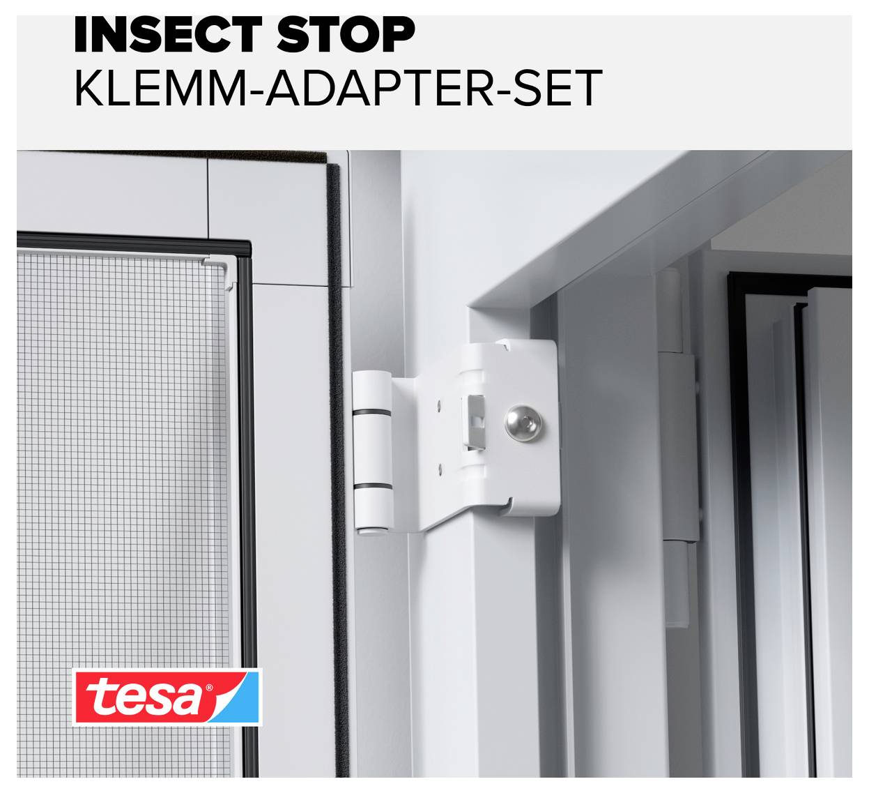 Insektenschutz-Klemmadapter-Set von tesa an einem Fensterrahmen befestigt, zur Montage eines Insektenschutzgitters ohne Bohren.