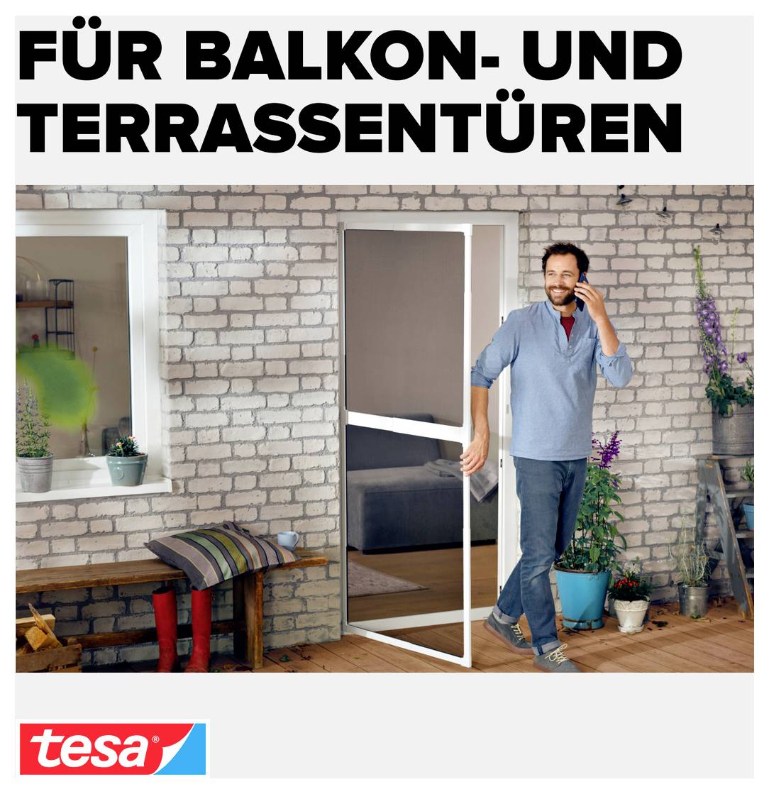 Werbemotiv für Balkontüren und Terrassentüren: Mann steht lächelnd in einer geöffneten Tür auf dem Balkon; oben steht 'FÜR BALKON- UND TERRASSENTÜREN', unten das tesa-Logo.
