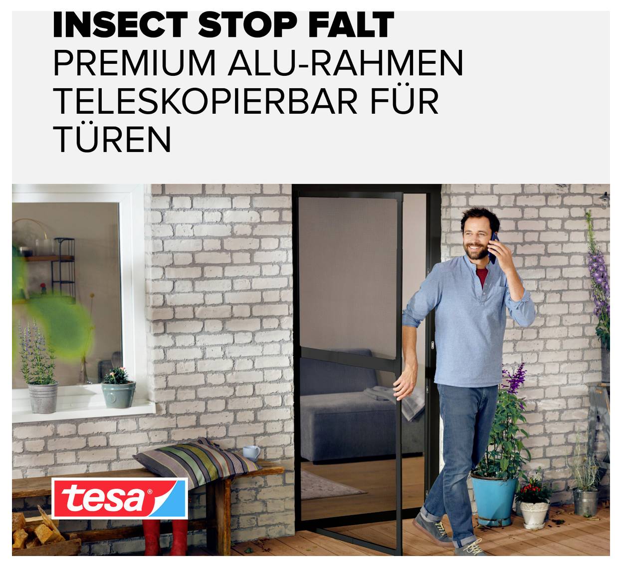 Werbebild für Insektenschutzgitter: 'INSECT STOP FALT', teleskopierbarer Aluminiumrahmen für Türen; Mann steht in Türöffnung neben dem schwarzen Fliegengitter.