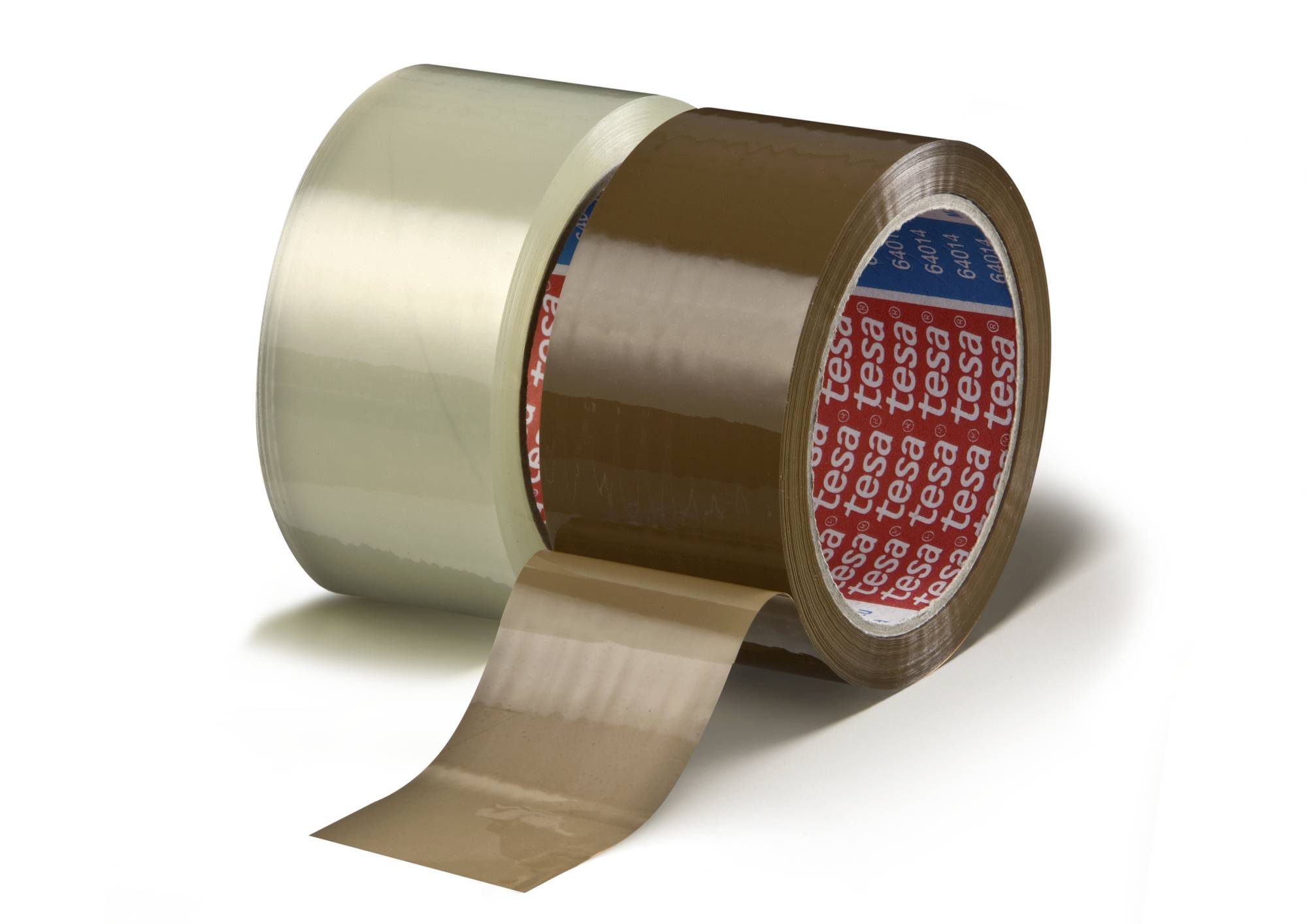 Zwei Rollen Klebeband, eine durchsichtig, eine braun, aufrecht stehend. Die braune Rolle hat ein sichtbares 'tesa' Logo auf der Innenseite.