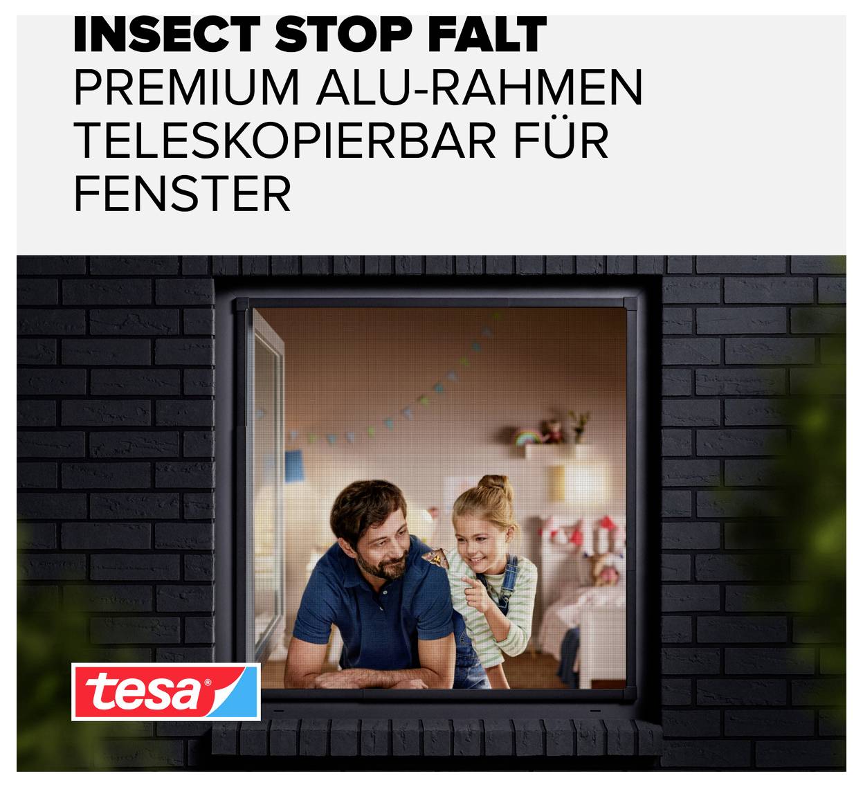 Werbeabbildung eines Tesa Insektenschutz-Fensters mit Aluminiumrahmen; Text: 'INSECT STOP FALT', 'PREMIUM ALU-RAHMEN', 'TELESKOPIERBAR FÜR FENSTER'.