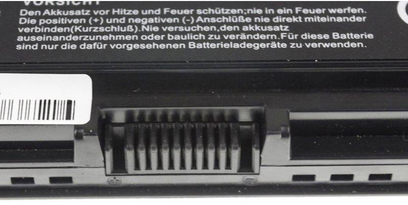 Ein Hinweis auf einer Batterie warnt davor, sie vor Hitze zu schützen und nicht zu öffnen. Weitere Anweisungen zur Sicherheit sind enthalten.
