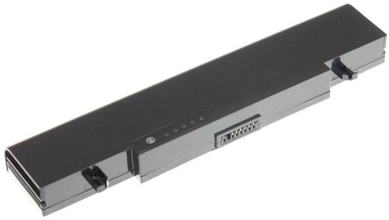 Ein schwarzer Laptop-Akku mit sichtbaren Kontakten. Ein rechteckiges Design, typisch für tragbare Computergeräte.