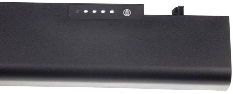 Ein schwarzer Laptop-Akku mit einem Knopf und vier kleinen LED-Leuchten, die den Ladezustand anzeigen.