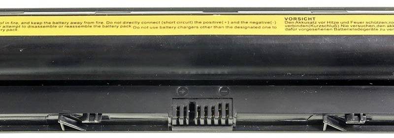 Ein Laptop-Akku mit einer gelben Warnaufkleberleiste, die Sicherheitsanweisungen gibt, mit schwarzem Gehäuse und Anschlussstecker unten.