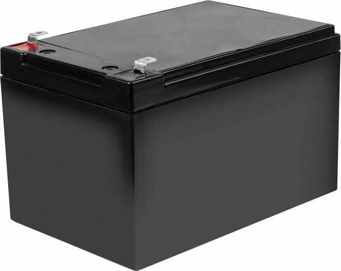 Schwarze rechteckige Autobatterie mit einem roten und einem schwarzen Anschluss oben.