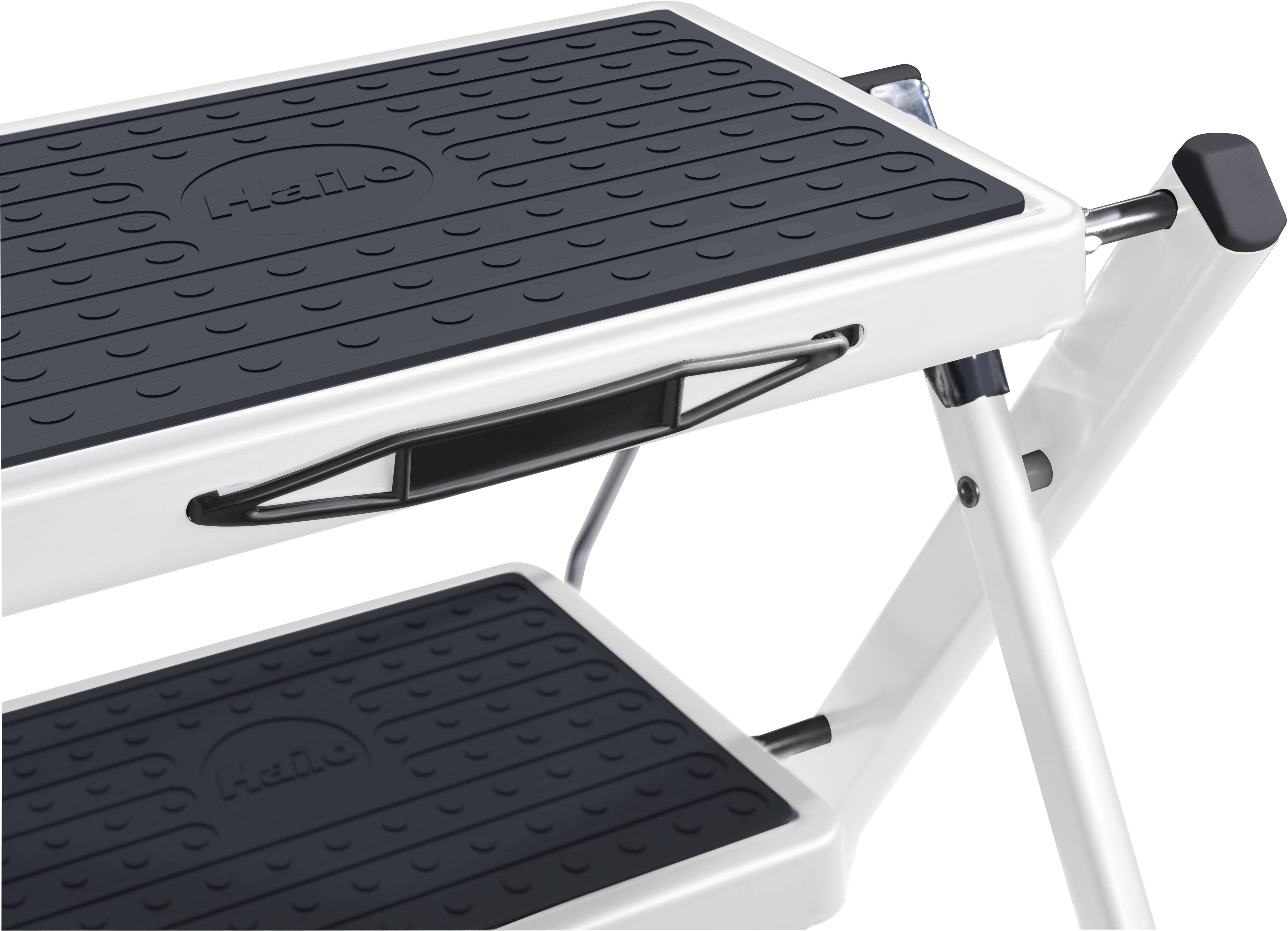 Leiter mit zwei breiten Stufen, schwarze rutschfeste Oberfläche, weißes Gestell, geeignet zum sicheren Erreichen höherer Bereiche.