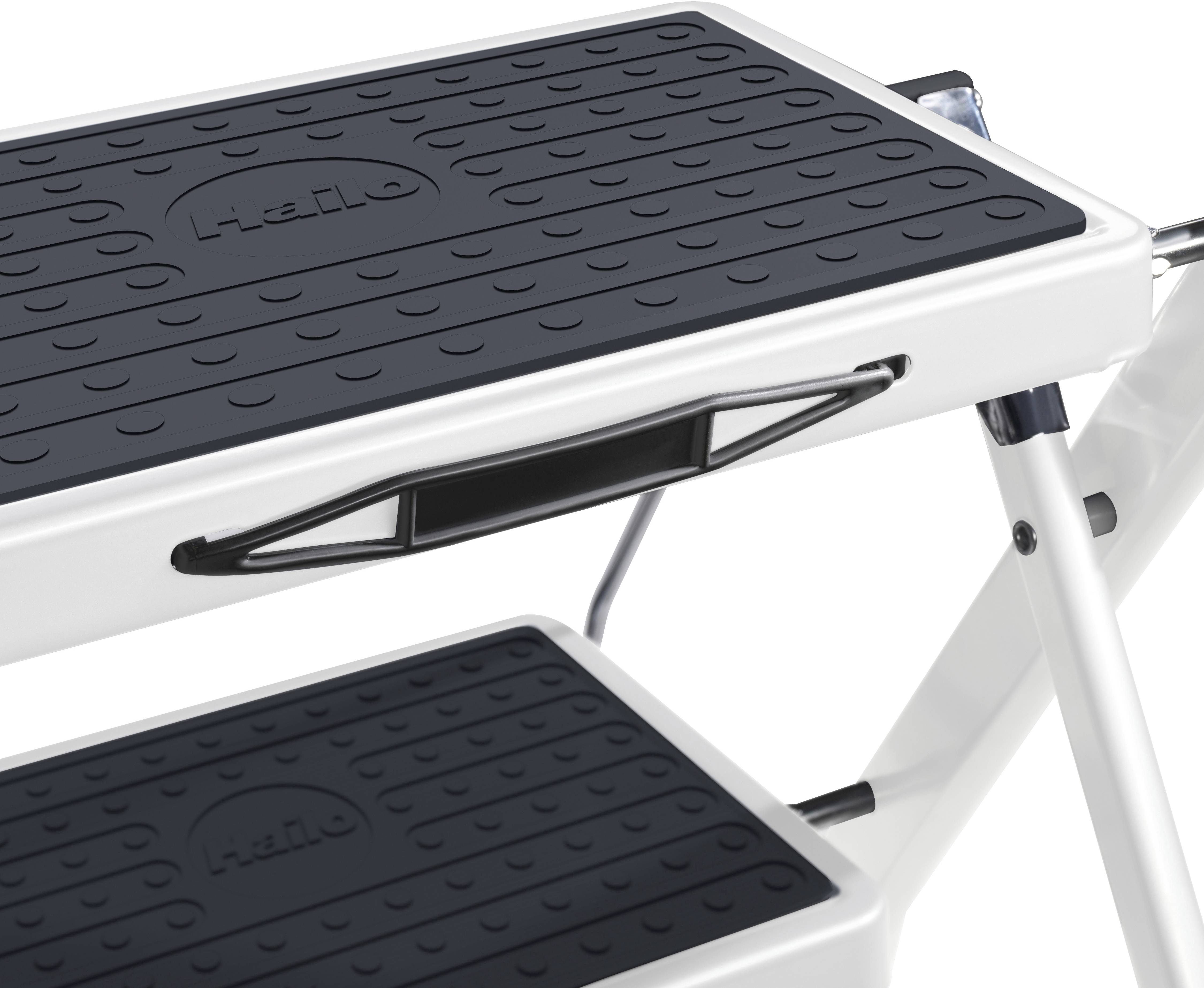 Leiter mit zwei Stufen, schwarze rutschfeste Oberfläche für sicheren Stand.