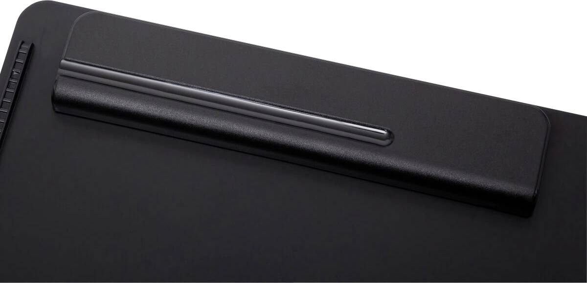 Ein schwarzes Grafiktablett mit einem Stifthalter. Links befindet sich ein geriffelter Drehregler zur Steuerung.