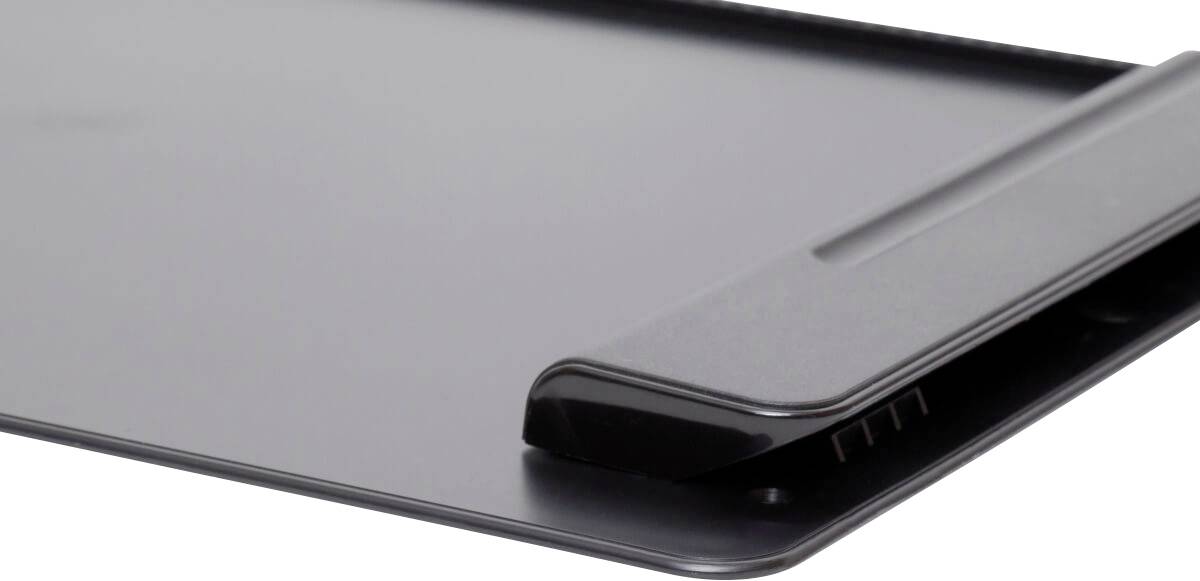 Elektronisches Grafiktablett aus schwarzem Material mit einer schmalen, leicht angehobenen Kante rechts, für digitales Zeichnen.