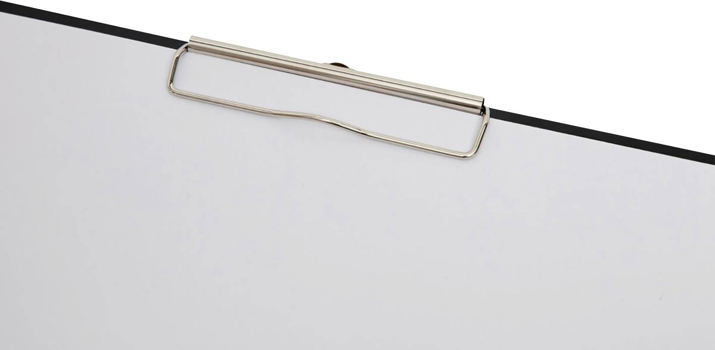 Ein leeres Klemmbrett aus Metallklemme oben an einem weißen Blatt Papier befestigt, auf einem schrägen Winkel fotografiert.