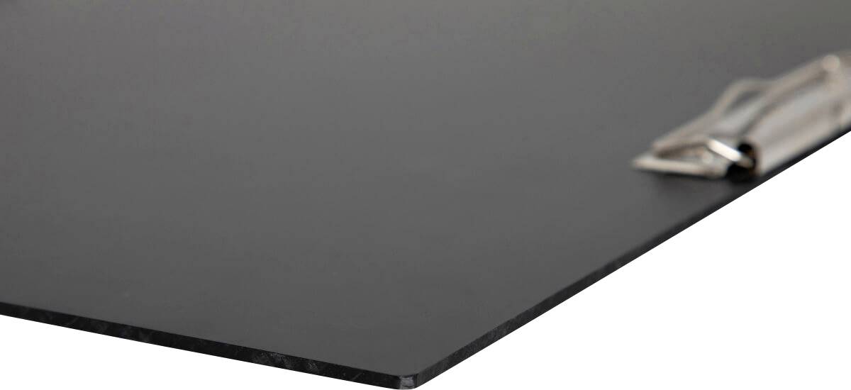 Eine graue Klemmbrett-Ecke aus Metall zeigt eine feste Klammer oben rechts, vor einem unscharfen Hintergrund.