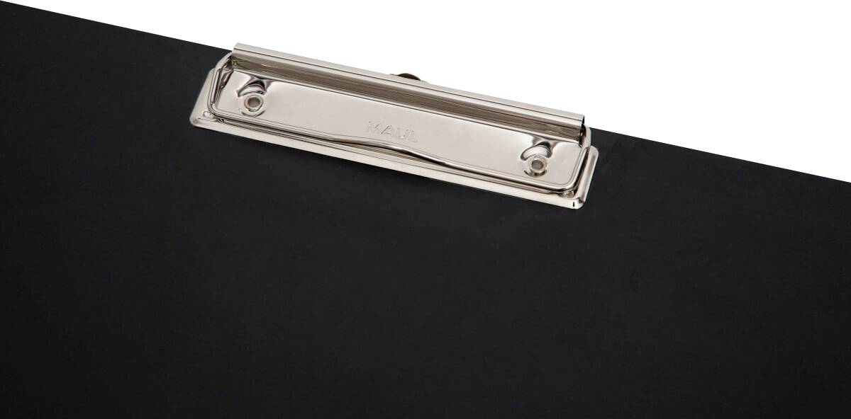 Schwarzes Klemmbrett mit silberner Klemme oben, in Nahaufnahme. Ideal zum Ordnen von Papierdokumenten.