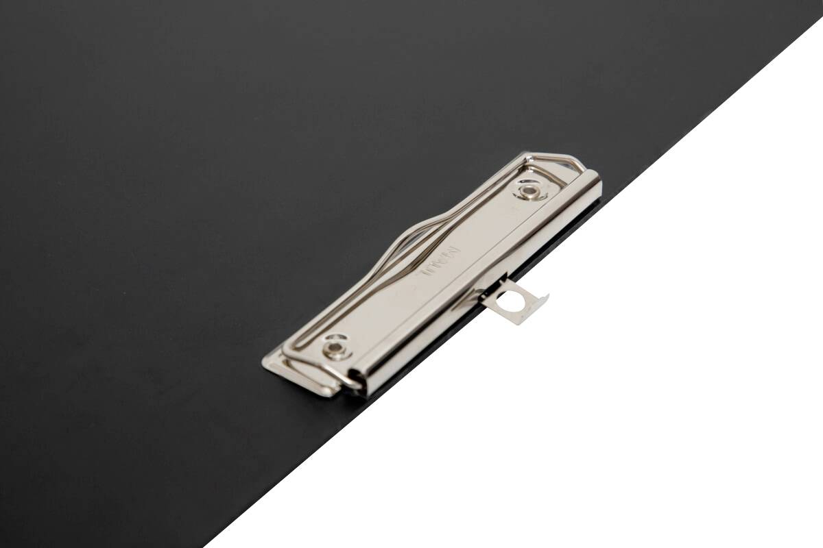 Schwarzer Klemmbrettdeckel mit silbernem Metallclip auf hellem Hintergrund, zeigt Bürozubehör und Organisationsmaterialien.