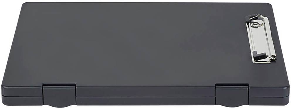 Schwarzes Klemmbrett geschlossen, Metallklammer oben rechts.