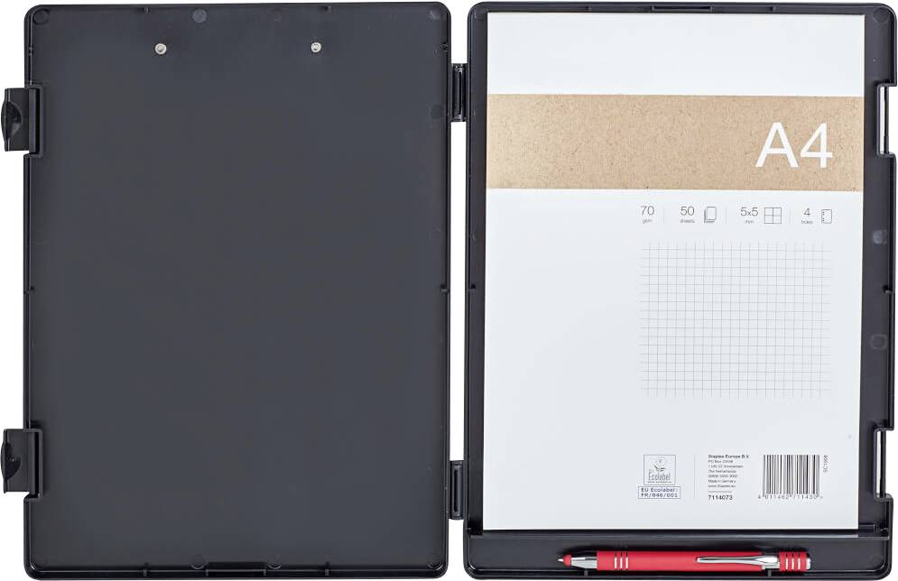 Schwarzes Klemmbrett mit durchsichtigem Deckel, hält weißes A4-Papier mit Rastermuster. Ein roter Kugelschreiber ist am unteren Rand befestigt.