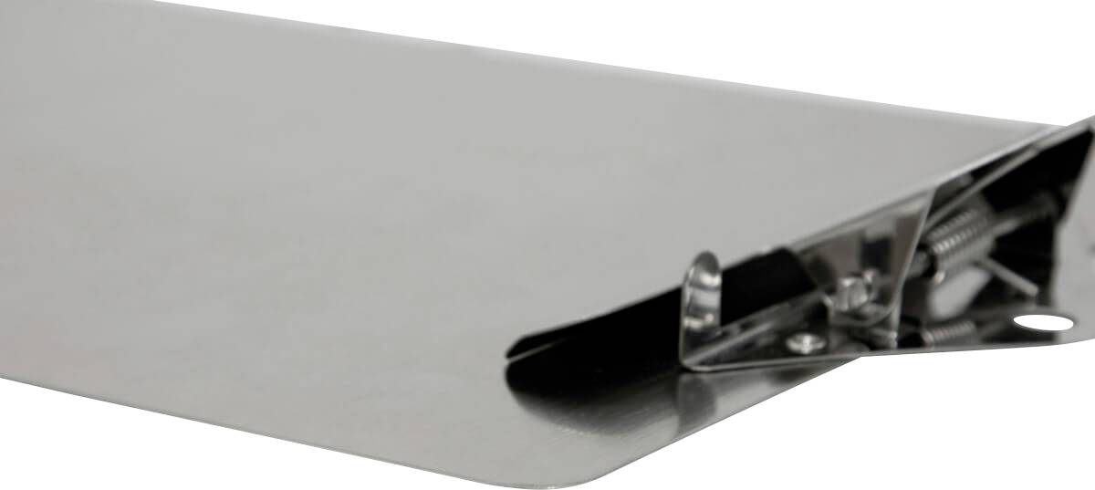 Silberner Klemmbrett aus Metall mit einer robusten Klemme oben rechts, geeignet zum Halten von Papieren und Dokumenten.