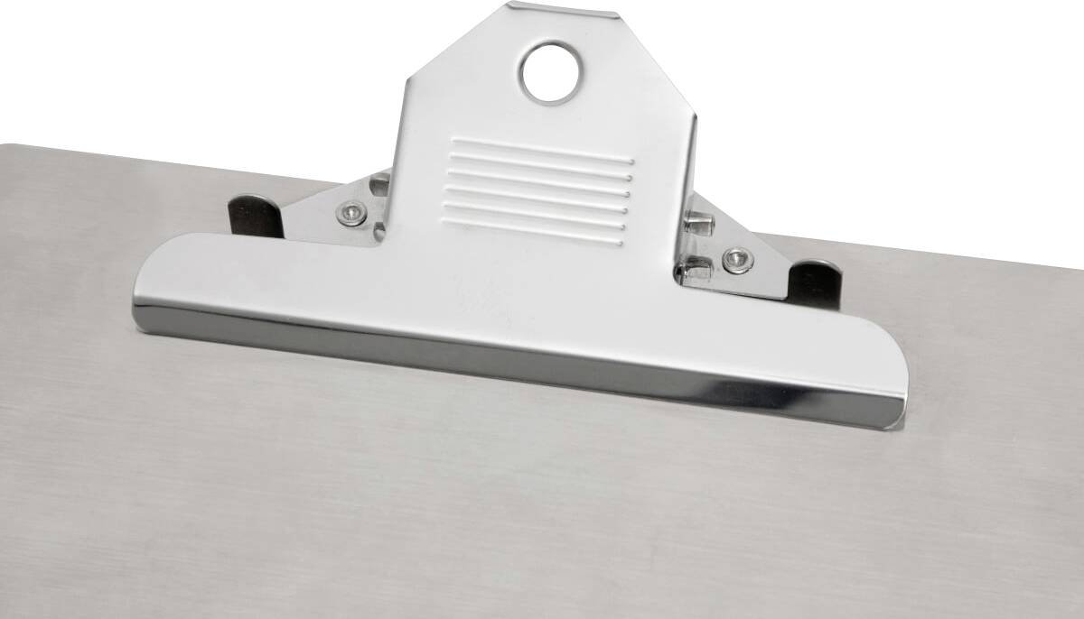 Ein Klemmbrett aus Metall, das leer ist. Ideal für das Schreiben oder Präsentieren von Dokumenten.