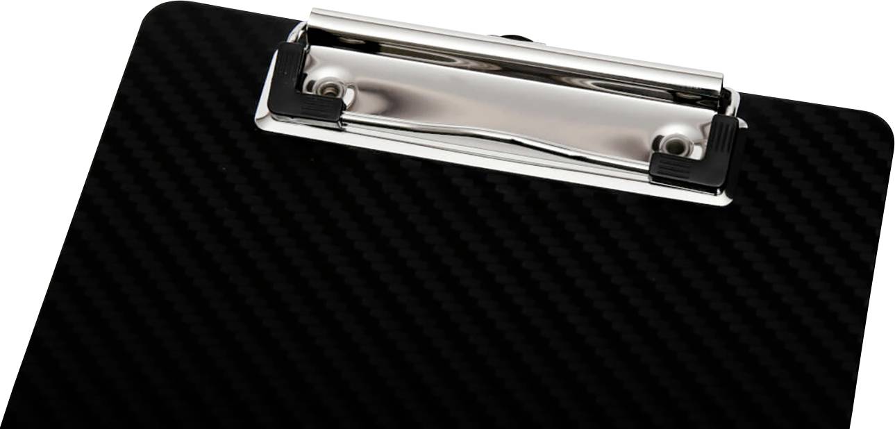 Klemmbrett aus schwarzem Material mit Metallclip oben zur Befestigung von Dokumenten. Ideal für Büros oder Präsentationen.